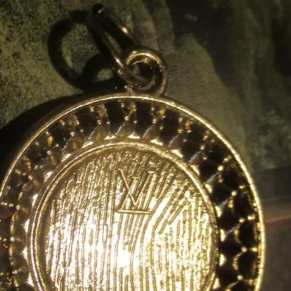 LOUIS VUITTON LV ZIPPER PULL CHARM GOLD tone metal, RHINESTONES 23mm - Picture 4 of 7